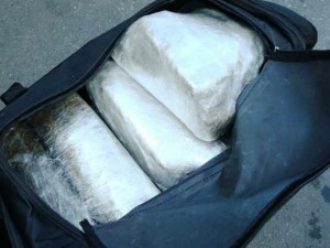Sbaglia borsa e manda il figlio a scuola con coltelli e cocaina.