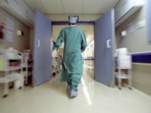Muore il figlio, respinto da 2 ospedali. I genitori si suicidano