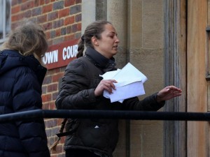 Donna stacca pezzo di naso ad una madre davanti a centinaia di bambini.