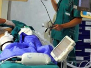 Insultato dai medici mentre ? sotto anestesia, ma il suo telefono registra tutto