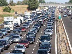 Incidente sulla A1, un morto e 3 feriti. Maiali in fuga sulle carreggiate. Code di 13km