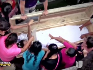 Si sveglia nella bara dopo essere stata sepolta viva: liberata, muore in ospedale