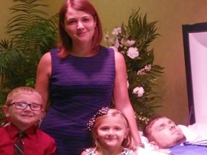 Si fa un selfie coi figli piccoli davanti al cadavere del marito nella bara: ecco perch?