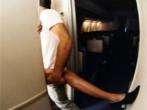 Passeggeri fanno sesso nel bagno dell'aereo: l'assistente di volo si 