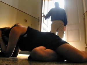 Lega la moglie nuda all'albero una notte intera per farle capire 