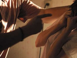Gli nega la password di Facebook, fidanzato la picchia e la violenta: arrestato