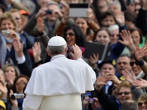 Giallo sulla salute di Papa Francesco: per Qn ha un tumore al cervello, Vaticano smentisce
