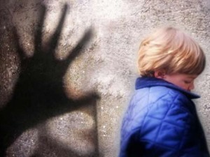 Pap? costringe il figlio 12enne a fare sesso con sua madre