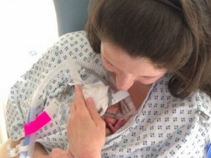 Mamma partorisce in bagno e scambia la testa della sua bambina per delle feci