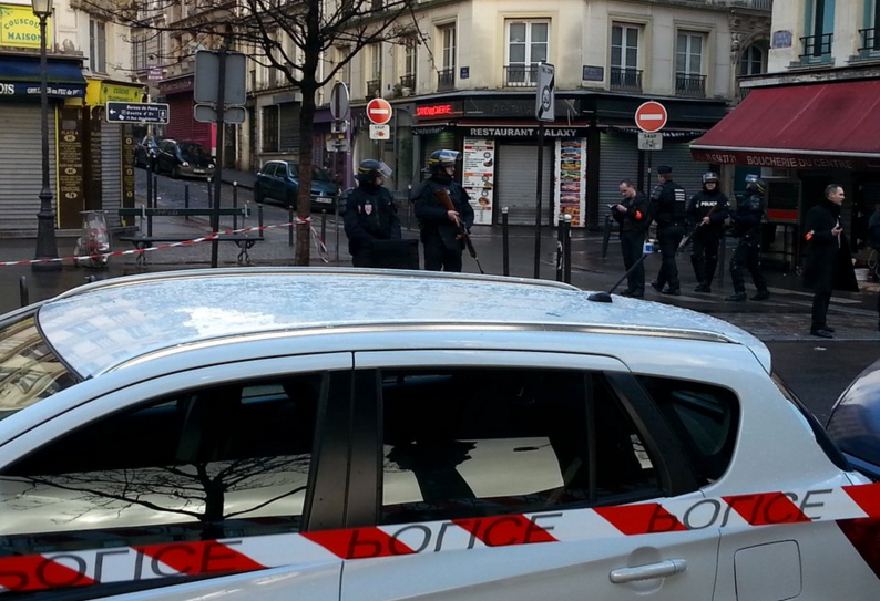 Torna l’incubo terrorismo a Parigi: uomo ucciso davanti a un commissariato