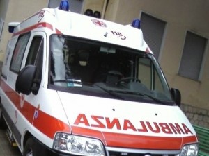 Treviso, cade e si impiglia nelle tende di casa: 59enne muore soffocata