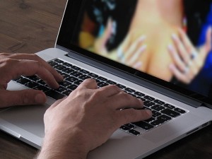 Adesca la figlia 14enne online e si fa inviare foto hot: poi la ricatta e abusa di lei