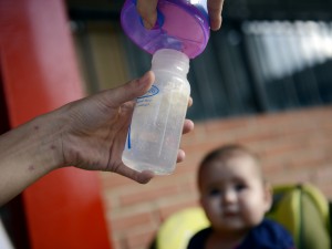 Spagna: neonato nutrito solo con latte di mandorla si ammala di scorbuto
