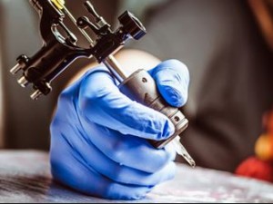 Tatuaggi, l'allarme: 