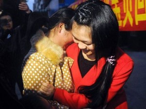 Scomparve in strada a due anni, 17 anni dopo riabbraccia in lacrime la madre