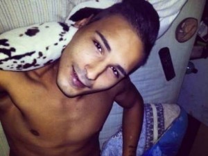 Città di Castello: pubblica selfie a torso nudo su Facebook dopo l’omicidio della madre