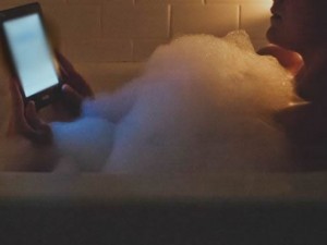 Crotone, 18enne muore folgorata: era nella vasca da bagno con il cellulare in carica