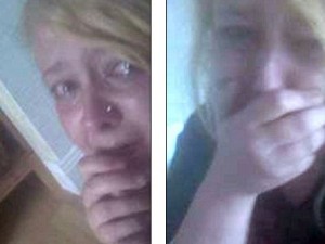 Lui la minaccia di morte, lei si barrica in bagno e posta selfie su FB per chiedere aiuto