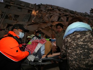 Taiwan, violento terremoto: crollano due palazzi di 17 piani abitati da 60 famiglie