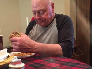 Il nonno invita i sei nipoti a cena a casa. Nessuno ci va. La foto commuove il web