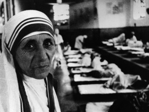 Madre Teresa nel suo centro a Calcutta