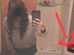 Ragazza invia selfie ai genitori. Nell'inquadratura anche due dildo