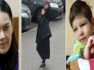 La babysitter che ha decapitato una bimba arriva in tribunale e sorride ai fotografi