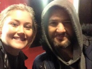 Perde l'ultimo treno, senzatetto la aiuta a tornare a casa: la bella storia di Nicole