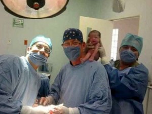 I medici si fanno selfie col bambino appena nato e lo pubblicano su Facebook: polemiche