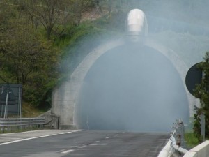 Paura sull'A24, veicolo in fiamme nel tunnel del Gran Sasso: viaggiatori portati in salvo