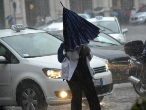 Meteo, ponte del 25 aprile all'insegna di pioggia e temporali