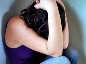 Blocca la figlia 15enne e le toglie le mutandine, mentre il compagno la stupra: condannata