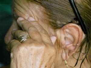 Violenta ripetutamente la madre di 70 anni: arrestato 40enne