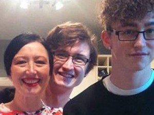 A 42 anni sposa il toyboy 23enne: ma il ragazzo somiglia incredibilmente al figlio di lei
