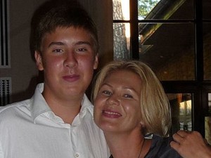 Uccise brutalmente la madre: 