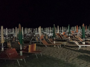 Salerno, stuprata in spiaggia da due uomini: 