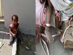 India, la bimba legata ad una pietra dai genitori che lavorano: 