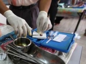 Torino, bimbo muore dopo la circoncisione in casa: madre indagata per omicidio colposo