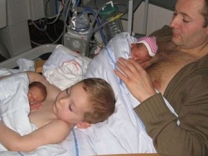 Il fratellino prematuro ha bisogno del contatto pelle a pelle, bimbo aiuta il pap?