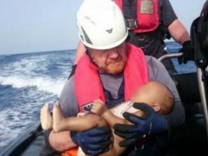 La foto shock: Martin, volontario tedesco, culla neonato migrante annegato