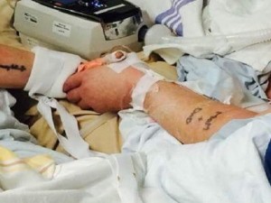 Si dicono addio mano nella mano dal letto d'ospedale: lui muore, lei sopravvive