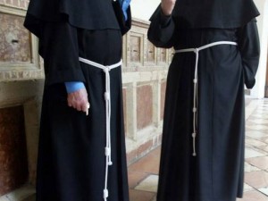 Donna denuncia abusi nel convento di Padre Pio, gli sms hot: 