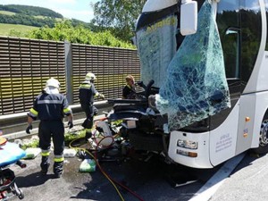 Austria, 36 turisti italiani feriti in uno scontro tra bus e Tir: 