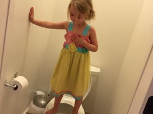 Bimba di 3 anni sale sul water: 