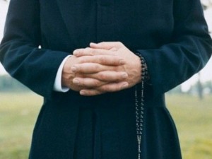Chierichetto di 8 anni violentato da prete: 