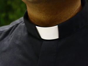 Parrocchiana si innamora del prete e prova a farci sesso: denunciata per stalking