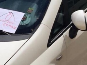 L'auto del Comune blocca il passo, messaggio del bimbo: 