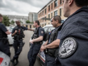 Avignone, uomo armato in hotel: pacco sospetto, artificieri sul posto