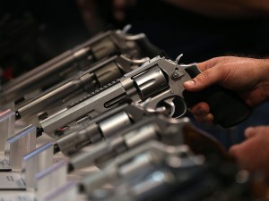 Paura a Ravenna, armato di pistola spara in un parco. In camera la scritta 