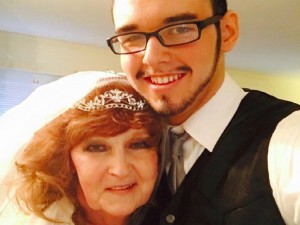 Incontra un 17enne al funerale del figlio: 71enne se innamora. I due si sposano